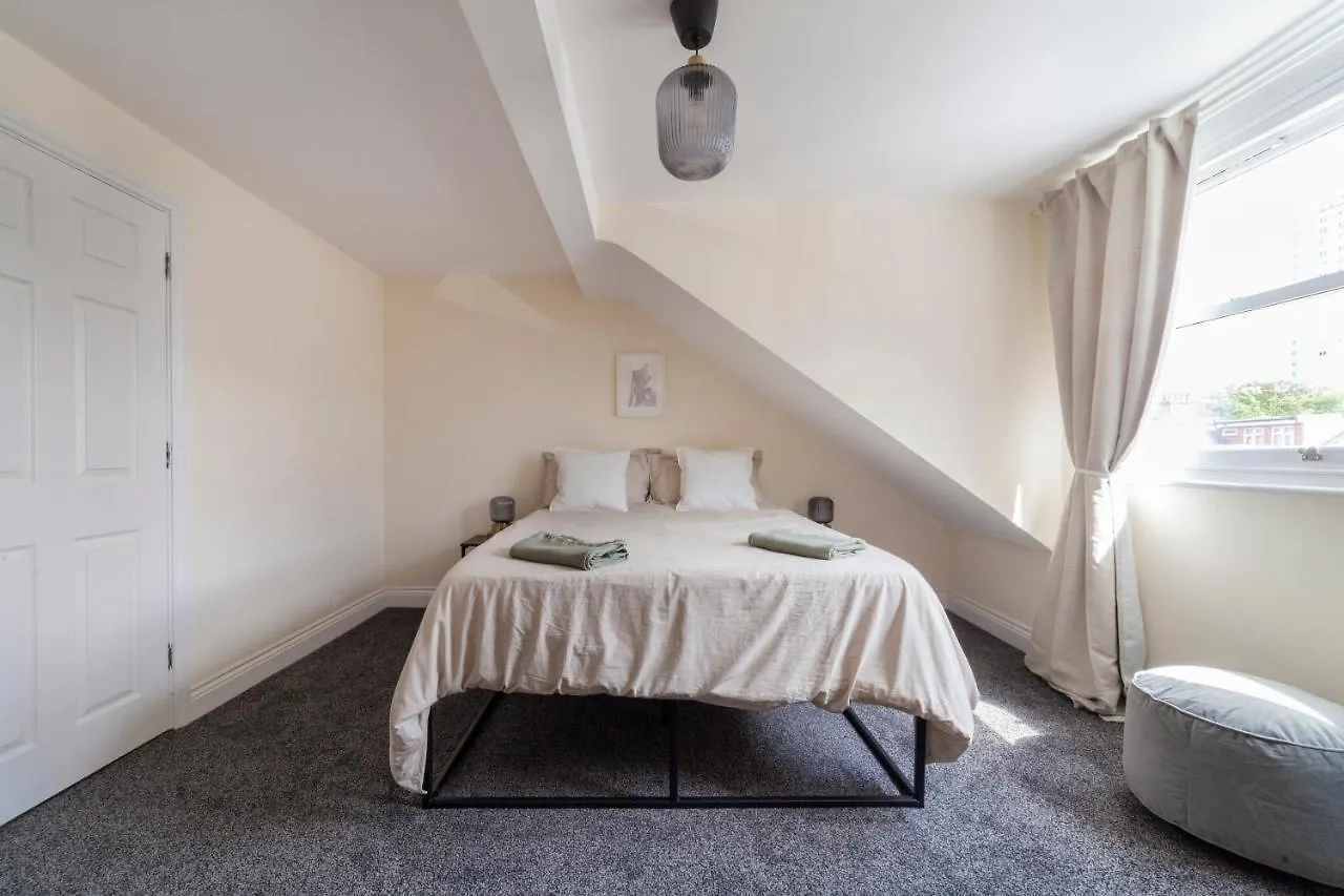Arte Stays: Spacious Garden House in Stratford with Free Parking London Holiday home