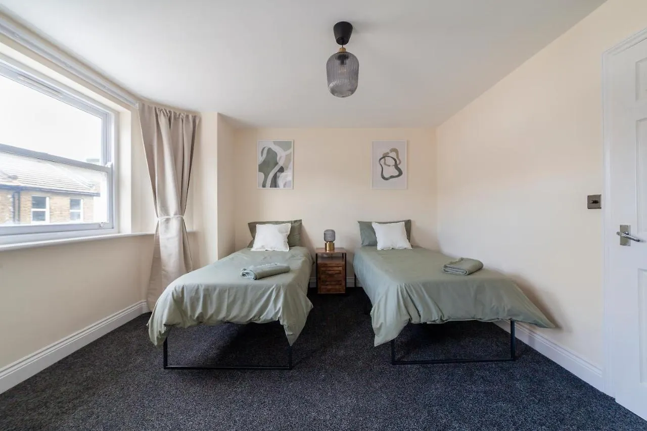 Arte Stays: Spacious Garden House in Stratford with Free Parking London Holiday home