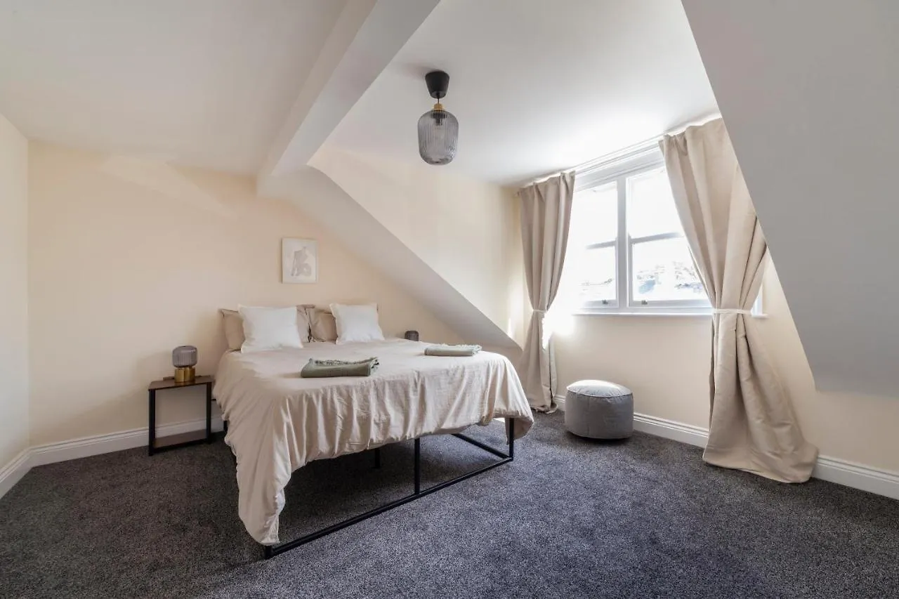 Arte Stays: Spacious Garden House in Stratford with Free Parking London