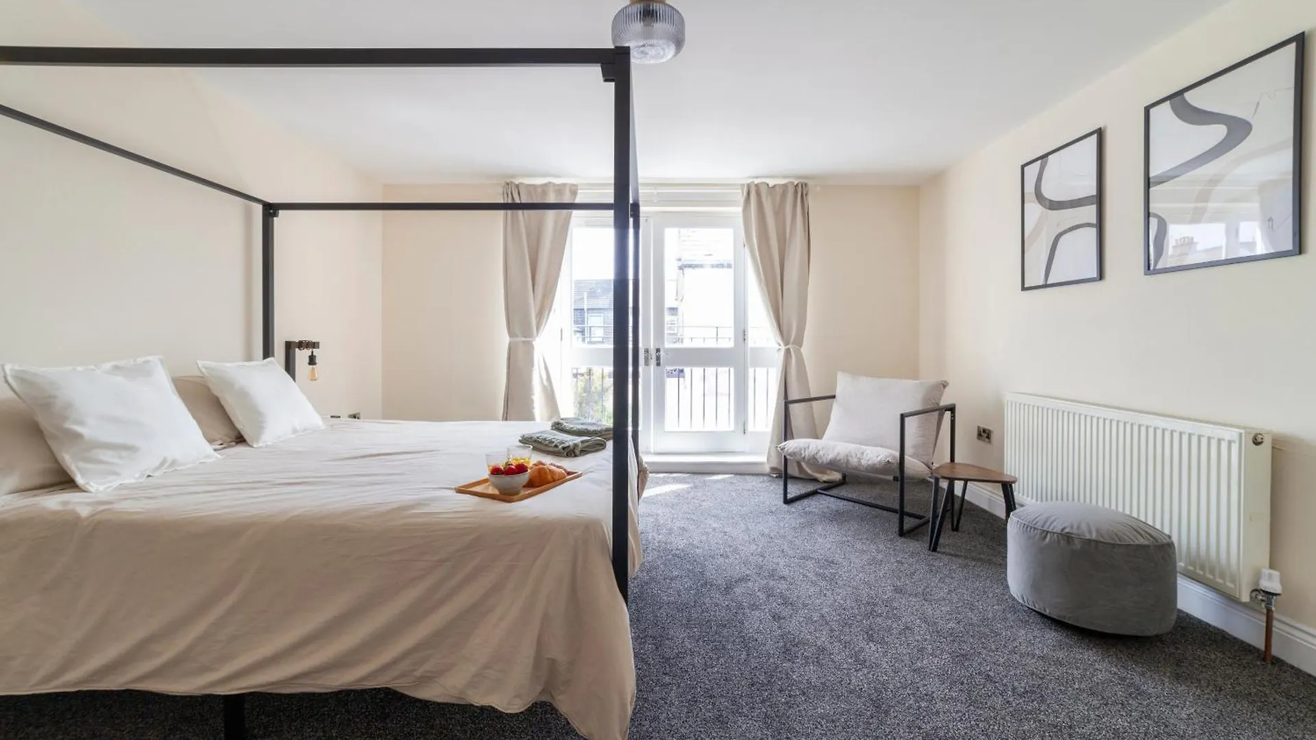 Arte Stays: Spacious Garden House in Stratford with Free Parking London Holiday home