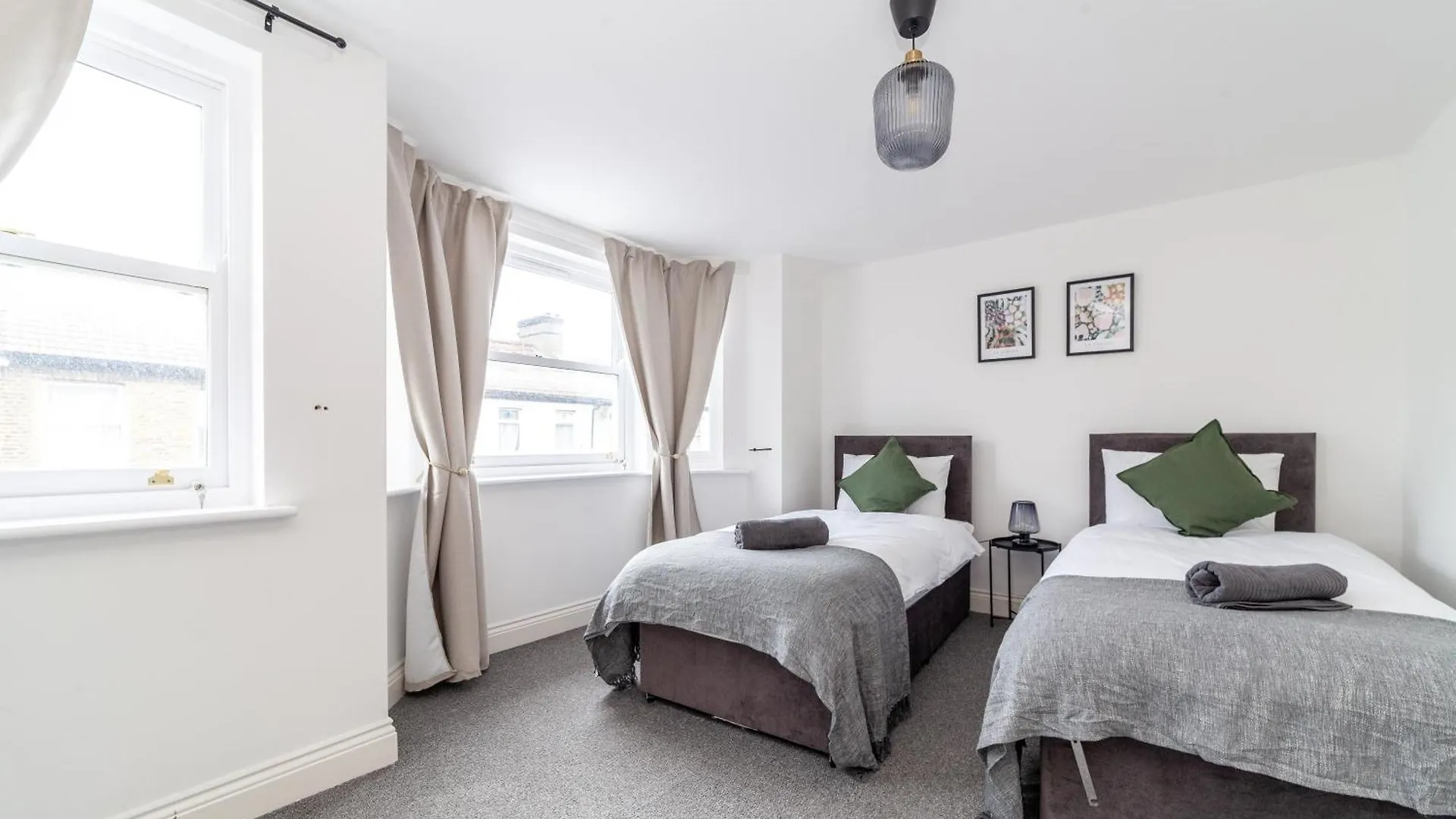Arte Stays: Spacious Garden House in Stratford with Free Parking London 0*,