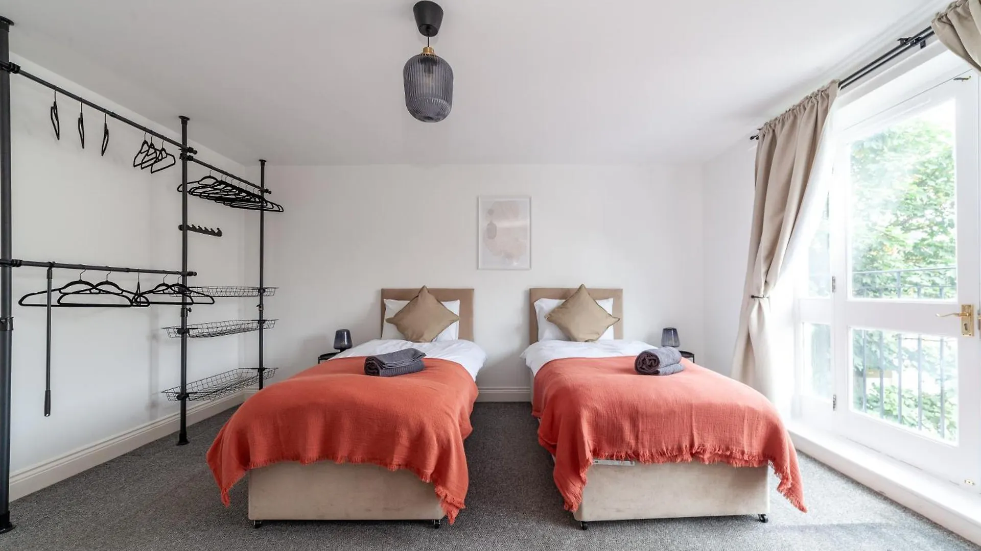 Arte Stays: Spacious Garden House in Stratford with Free Parking London Holiday home