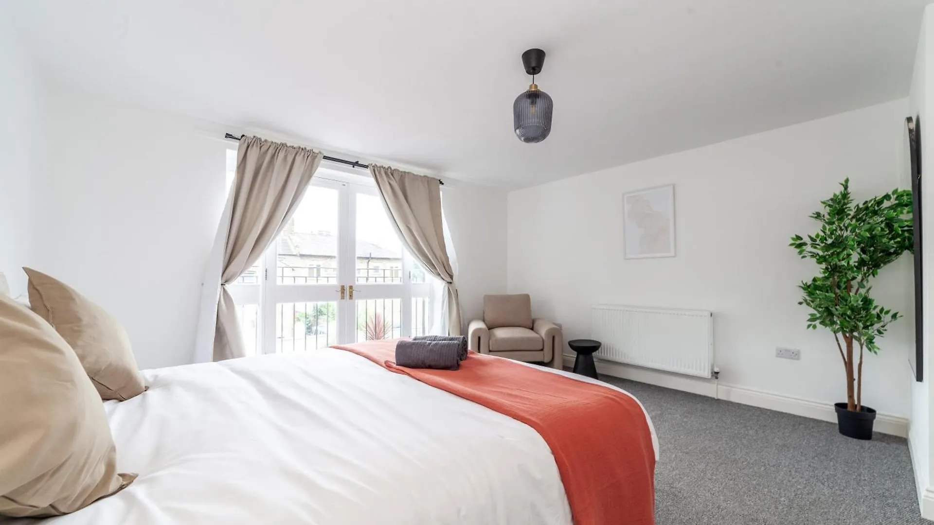 Arte Stays: Spacious Garden House in Stratford with Free Parking London