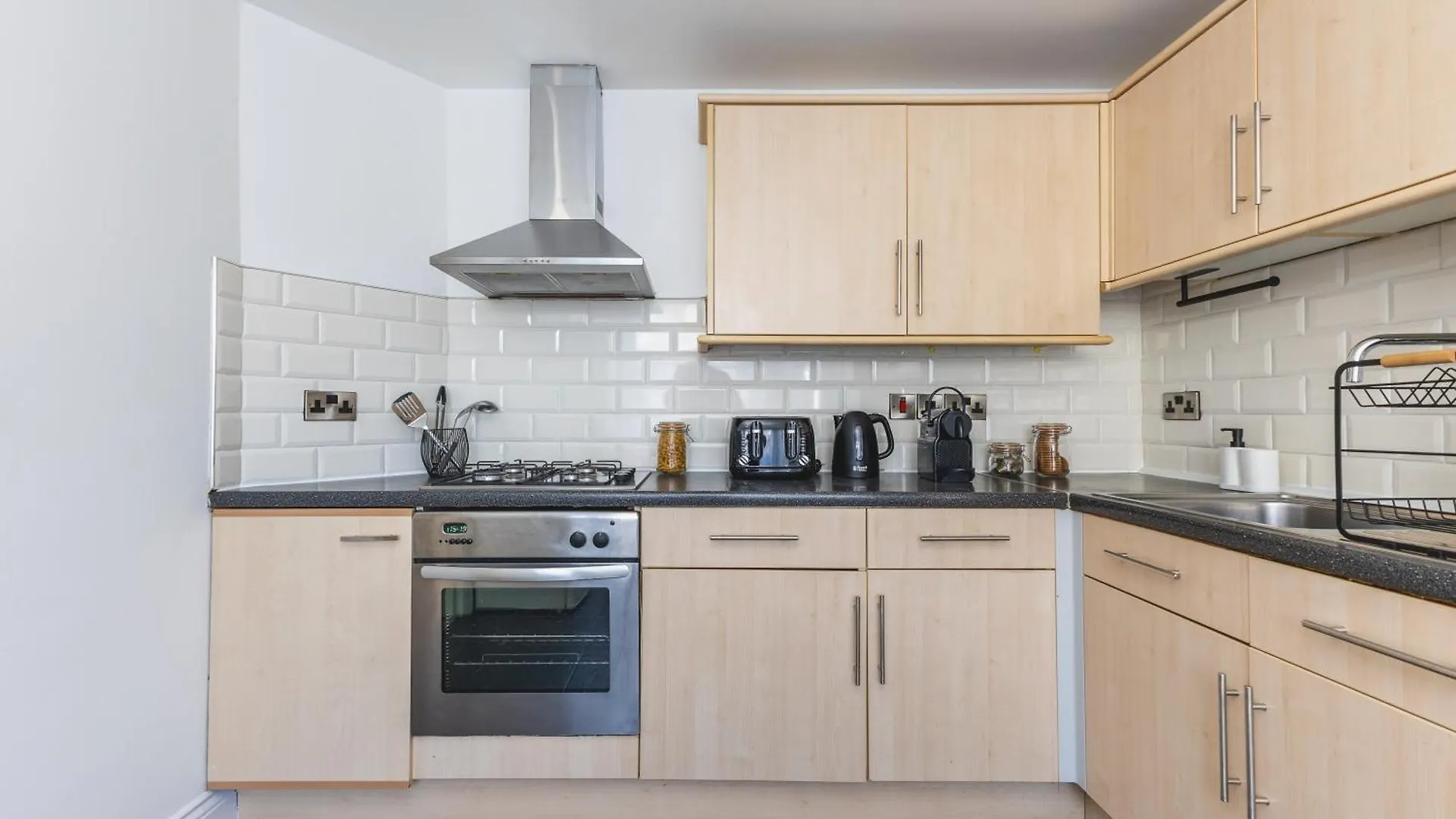 Arte Stays: Spacious Garden House in Stratford with Free Parking London Holiday home