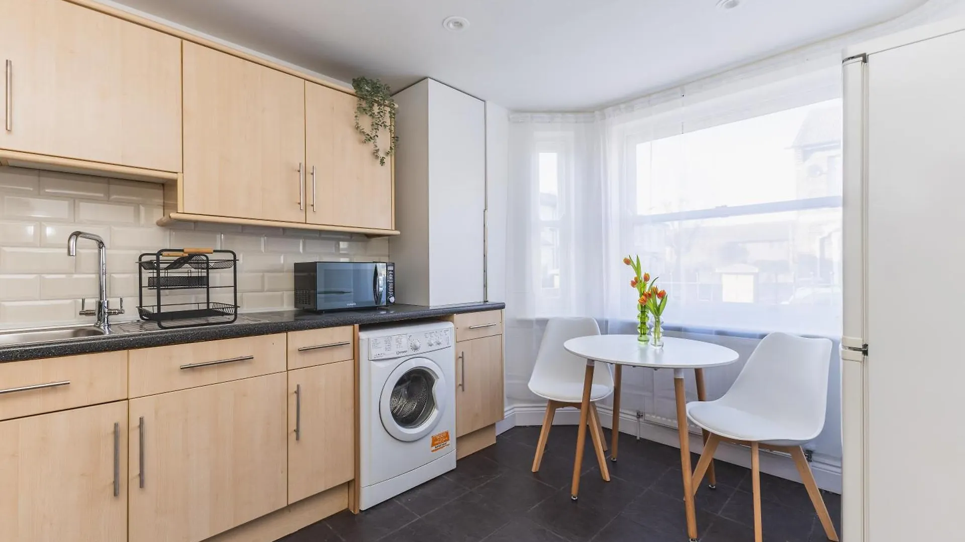 Arte Stays: Spacious Garden House in Stratford with Free Parking London Holiday home