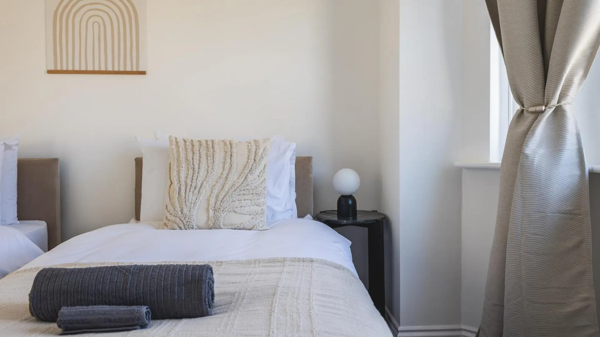Arte Stays: Spacious Garden House in Stratford with Free Parking London 0*,