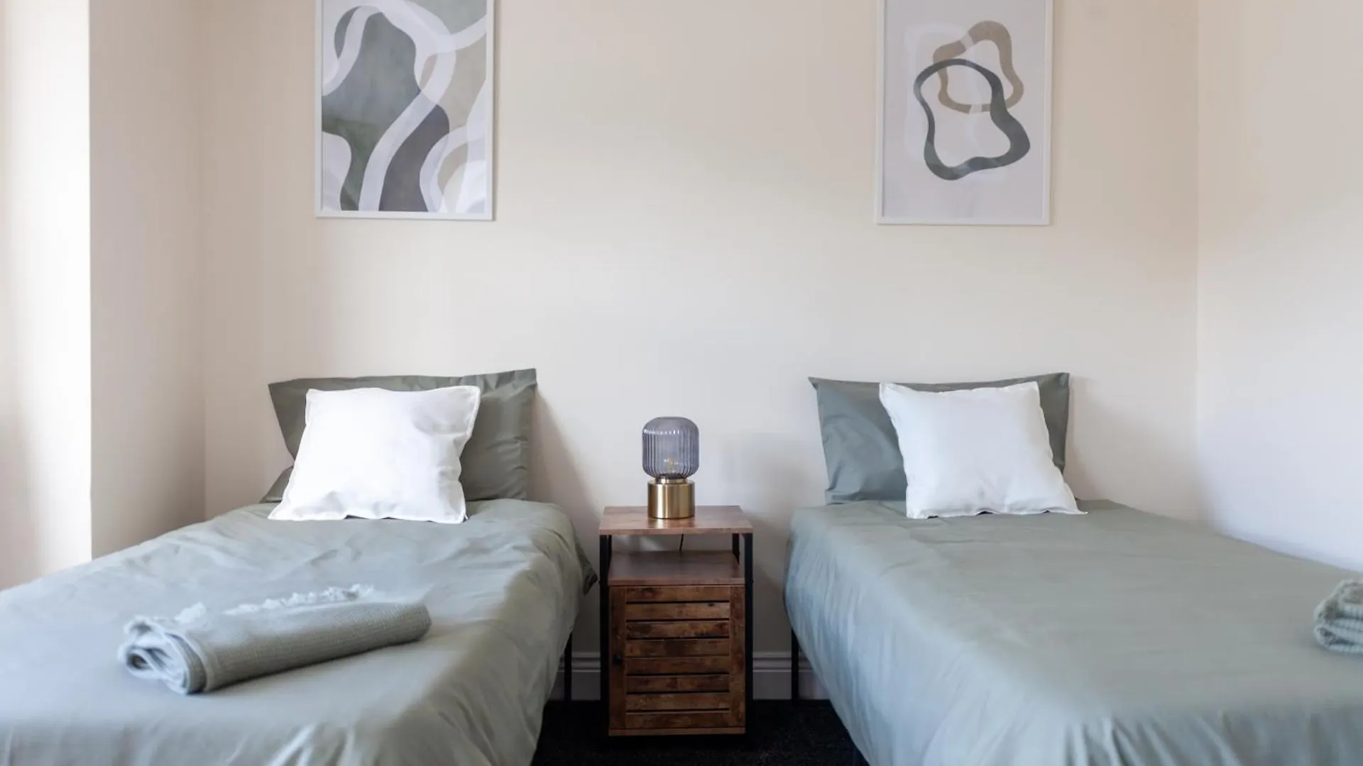 Arte Stays Serviced Houses Stratford - 3 Bedrooms 2 Bathrooms Houses London, Stratford, Maryland, Free Parking, Garden, Weekly Or Monthly Stays - Up To 8 Guests Verenigd Koninkrijk