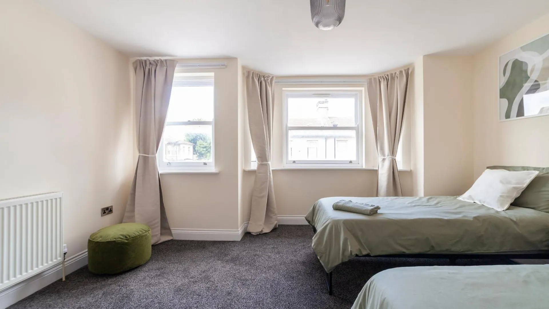 Arte Stays Serviced Houses Stratford - 3 Bedrooms 2 Bathrooms Houses London, Stratford, Maryland, Free Parking, Garden, Weekly Or Monthly Stays - Up To 8 Guests Vakantiehuis Londen