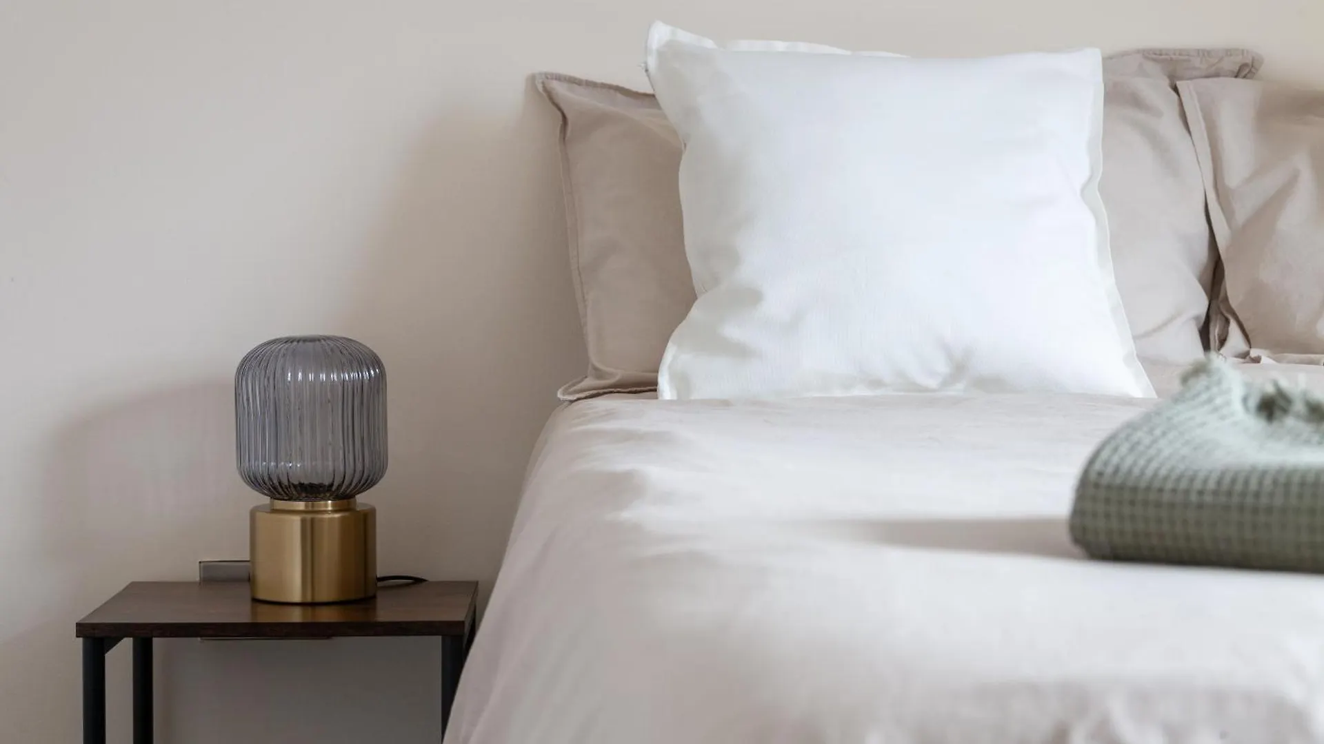 Arte Stays Serviced Houses Stratford - 3 Bedrooms 2 Bathrooms Houses London, Stratford, Maryland, Free Parking, Garden, Weekly Or Monthly Stays - Up To 8 Guests Londen