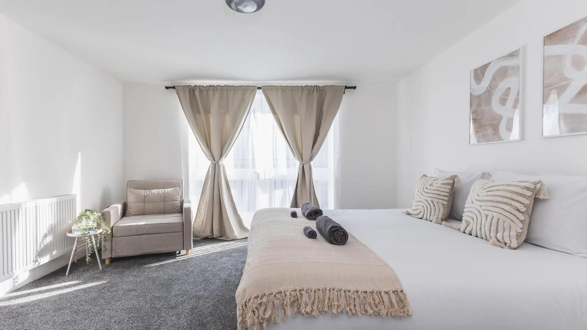 Arte Stays Serviced Houses Stratford - 3 Bedrooms 2 Bathrooms Houses London, Stratford, Maryland, Free Parking, Garden, Weekly Or Monthly Stays - Up To 8 Guests 0*, Londen