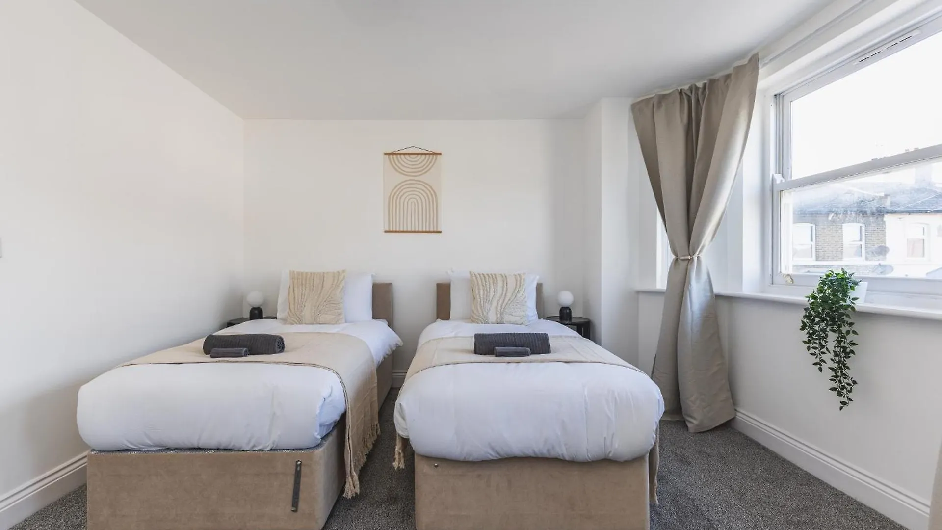 Arte Stays Serviced Houses Stratford - 3 Bedrooms 2 Bathrooms Houses London, Stratford, Maryland, Free Parking, Garden, Weekly Or Monthly Stays - Up To 8 Guests Vakantiehuis