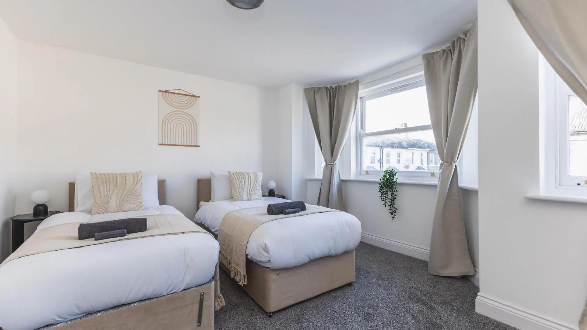 Arte Stays Serviced Houses Stratford - 3 Bedrooms 2 Bathrooms Houses London, Stratford, Maryland, Free Parking, Garden, Weekly Or Monthly Stays - Up To 8 Guests