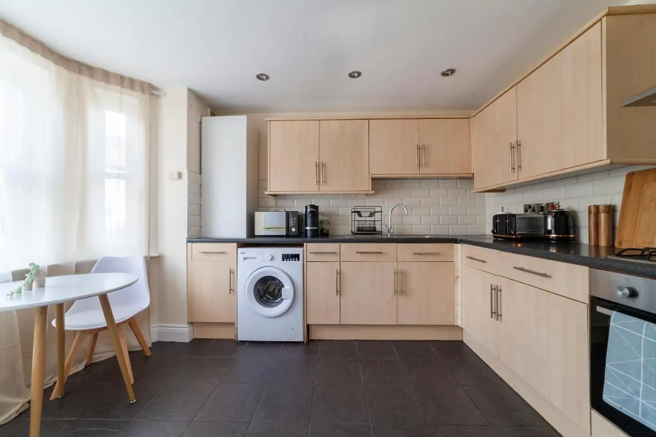 別荘 Arte Stays Serviced Houses Stratford - 3 Bedrooms 2 Bathrooms Houses London, Stratford, Maryland, Free Parking, Garden, Weekly Or Monthly Stays - Up To 8 Guests