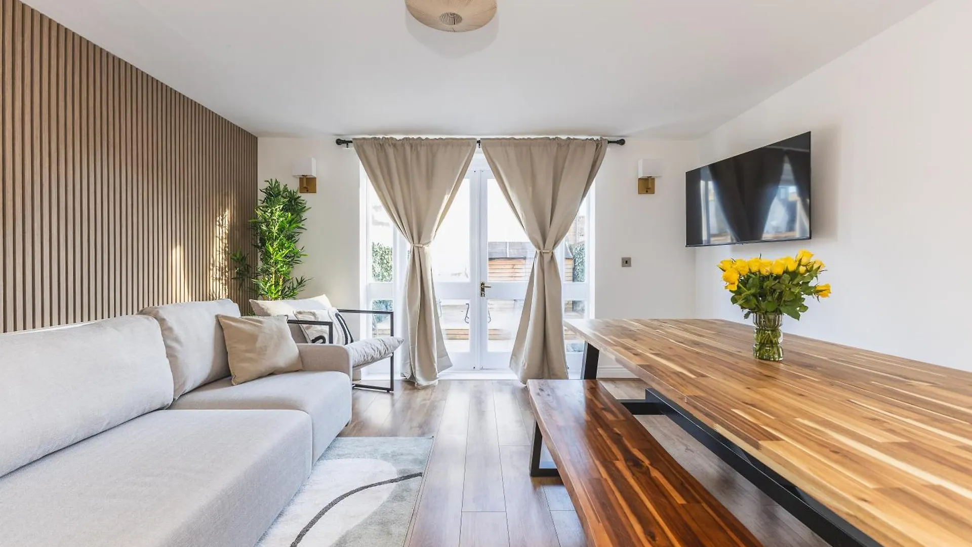 Arte Stays Serviced Houses Stratford - 3 Bedrooms 2 Bathrooms Houses London, Stratford, Maryland, Free Parking, Garden, Weekly Or Monthly Stays - Up To 8 Guests