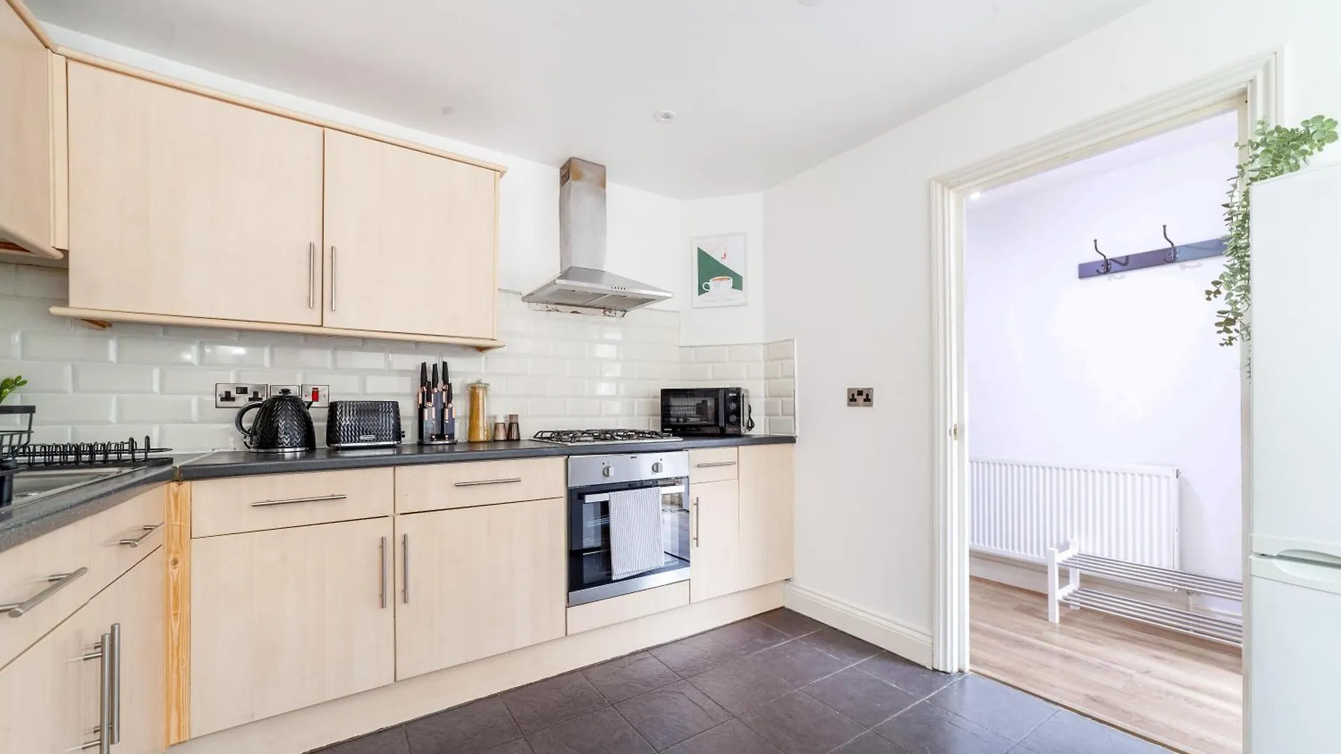 Arte Stays Serviced Houses Stratford - 3 Bedrooms 2 Bathrooms Houses London, Stratford, Maryland, Free Parking, Garden, Weekly Or Monthly Stays - Up To 8 Guests